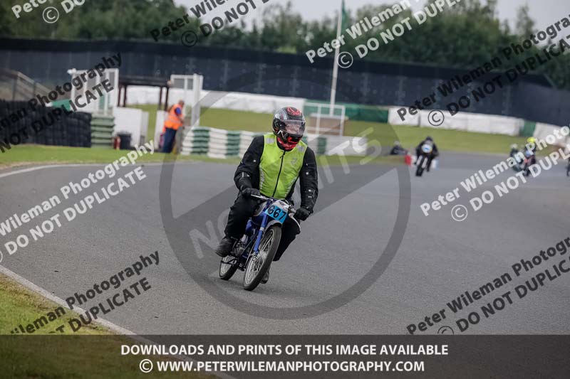 Vintage motorcycle club;eventdigitalimages;mallory park;mallory park trackday photographs;no limits trackdays;peter wileman photography;trackday digital images;trackday photos;vmcc festival 1000 bikes photographs